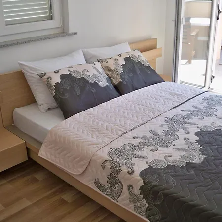 Apartment Mit Balkon Fuer Zwei Bis Vier Personen *
