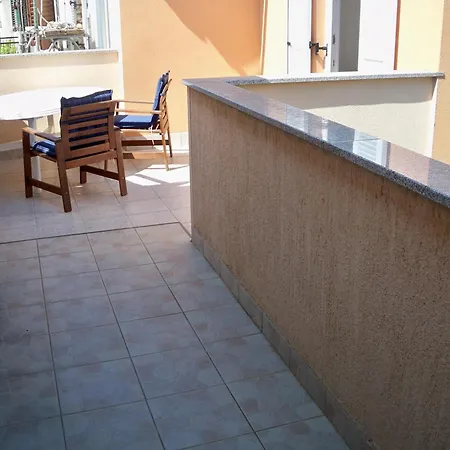 Mit Balkon Fuer Zwei Bis Vier Personen Banjole