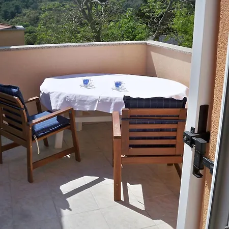 Mit Balkon Fuer Zwei Bis Vier Personen Banjole