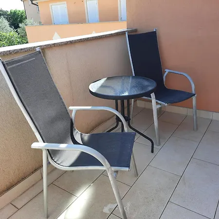 Mit Balkon Fuer Zwei Bis Vier Personen Banjole