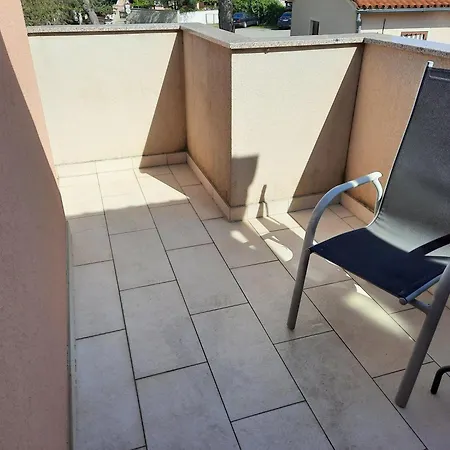 Mit Balkon Fuer Zwei Bis Vier Personen Apartment