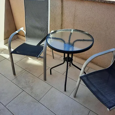 Apartment Mit Balkon Fuer Zwei Bis Vier Personen *