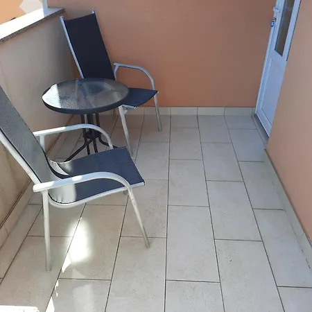 Mit Balkon Fuer Zwei Bis Vier Personen * Banjole