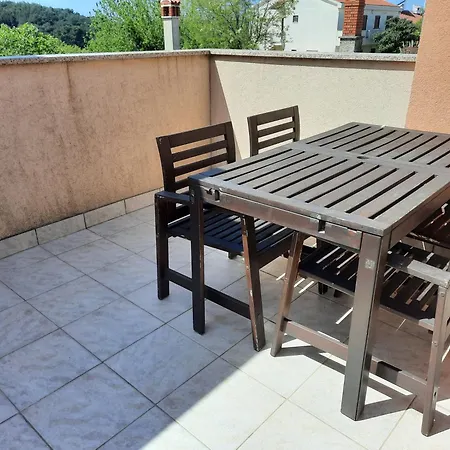 Mit Balkon Fuer Zwei Bis Vier Personen Apartment Banjole