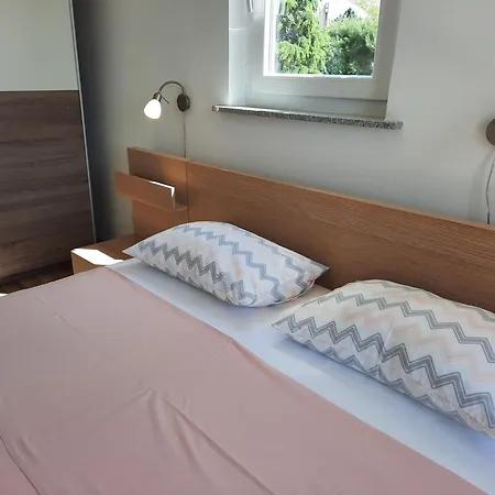 Mit Balkon Fuer Zwei Bis Vier Personen Banjole