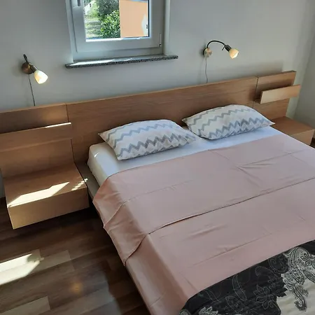 Mit Balkon Fuer Zwei Bis Vier Personen Apartment