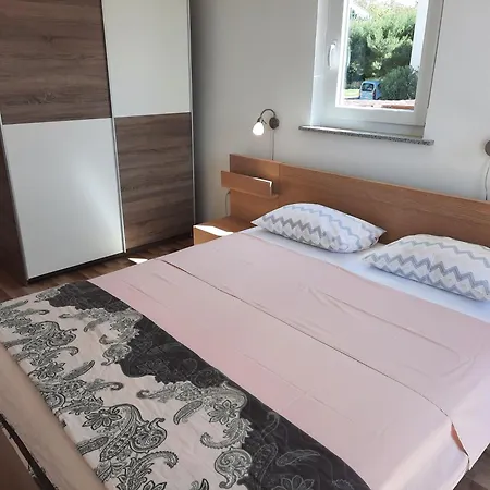 Mit Balkon Fuer Zwei Bis Vier Personen Банджоле